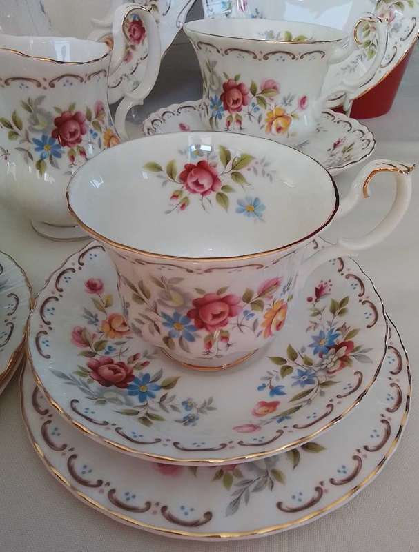 Royal Albert  - JUBILEE ROSE  -  23 pc Tea Set