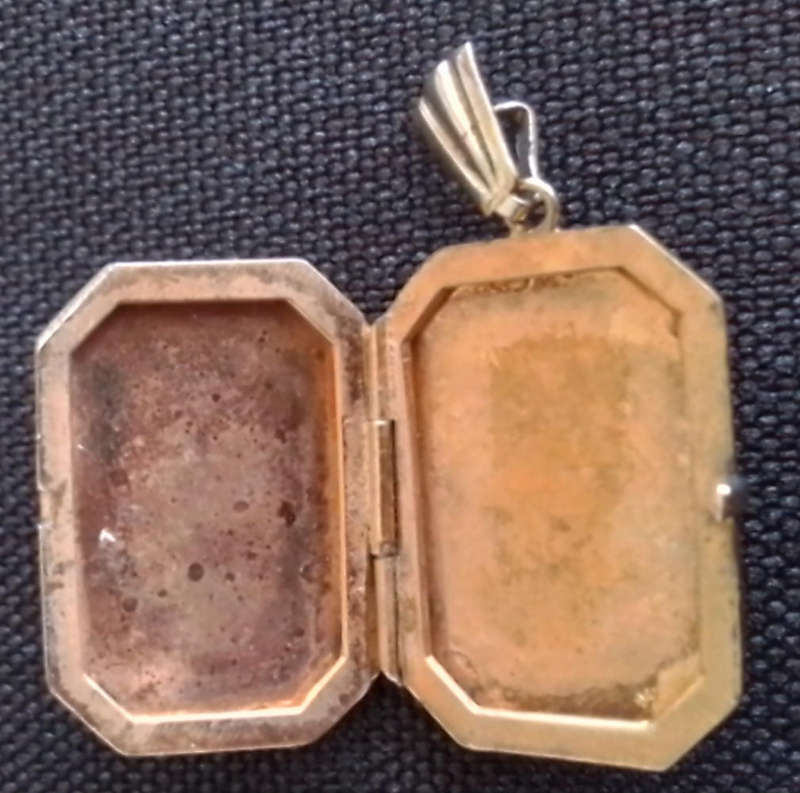 9ct  Metal  Core  Vintage Pendant