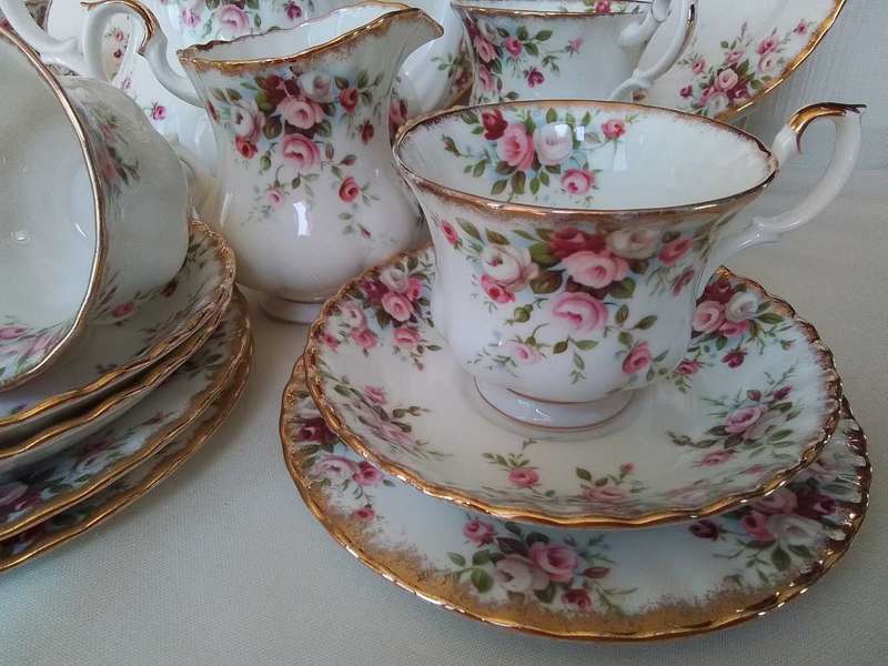 Royal Albert   -  COTTAGE GARDEN   -  23 pc Tea Set