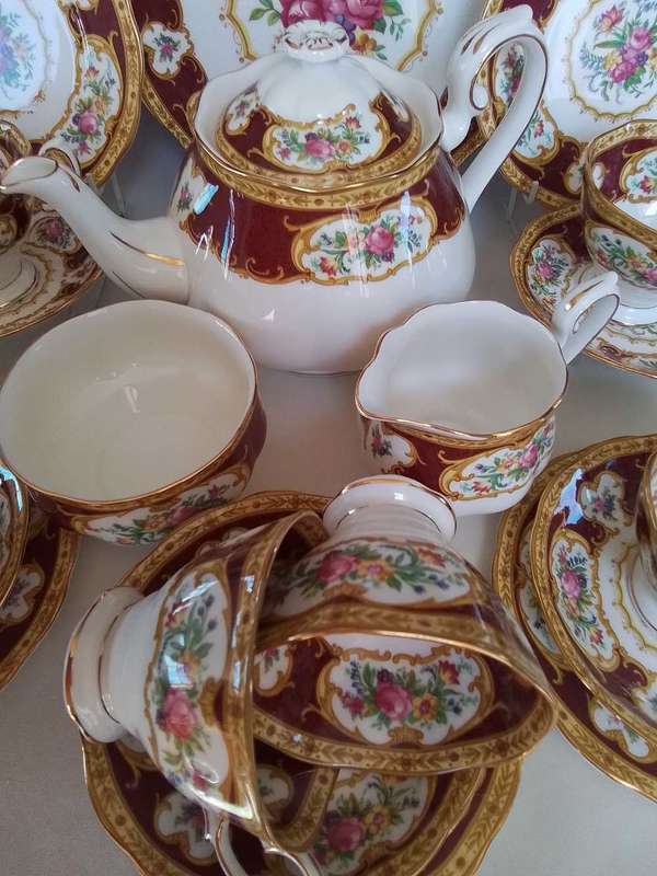 Royal Albert   -  23 pc  LADY HAMILTON   -  Tea  Set