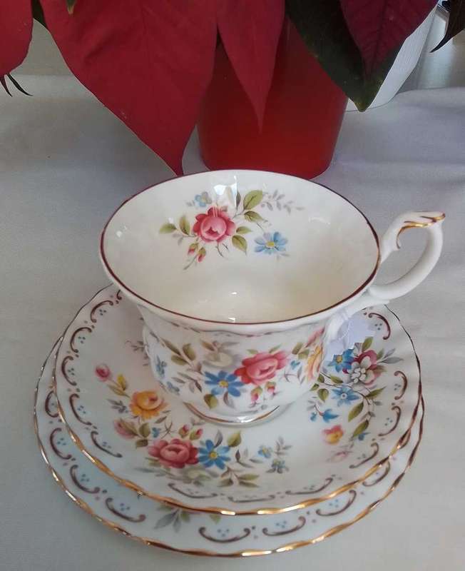 Royal Albert  - JUBILEE ROSE   -  Trio