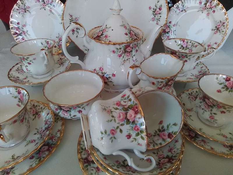 Royal Albert   -  COTTAGE GARDEN   -  23 pc Tea Set