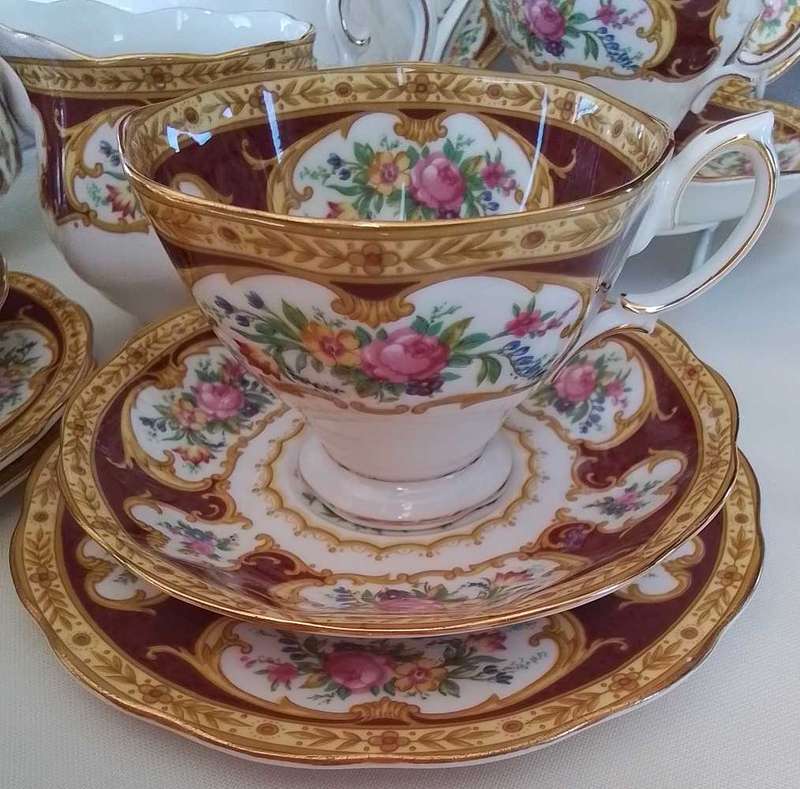 Royal Albert   -  23 pc  LADY HAMILTON   -  Tea  Set