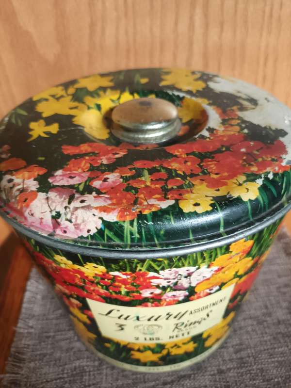 Vintage Bilingual Three Rings Buiscut Tin