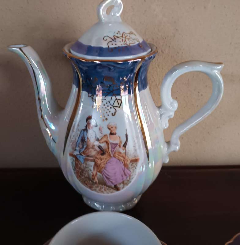 Small Victorian Theme Tea Pot, Cups and Saucers