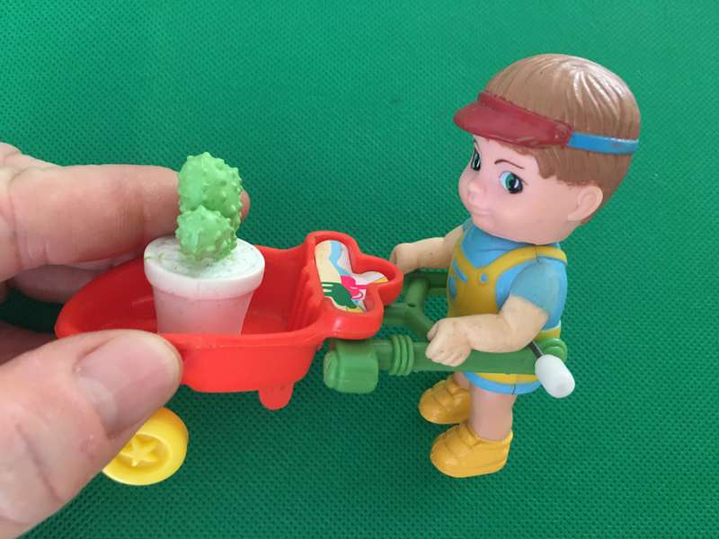 VINTAGE NEW RAY 1992 - WIND UP TOY BABY PUSHING WHEEL BARROW