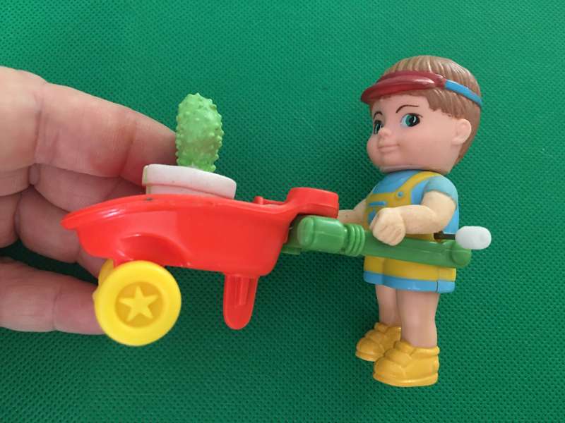 VINTAGE NEW RAY 1992 - WIND UP TOY BABY PUSHING WHEEL BARROW