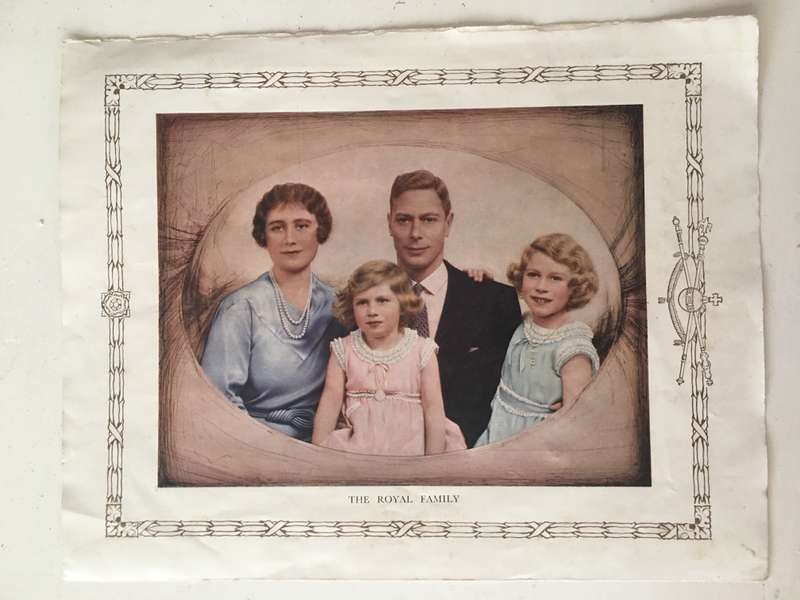 VINTAGE PRINT OF THE ROYAL FAMILY