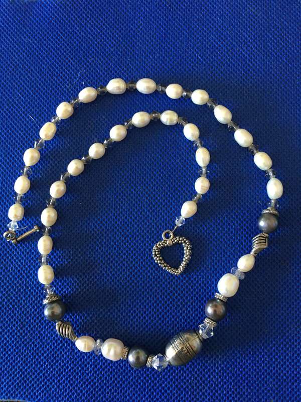 NECKLACE WITH FRESH WATER PEARLS AND OTHER STONES