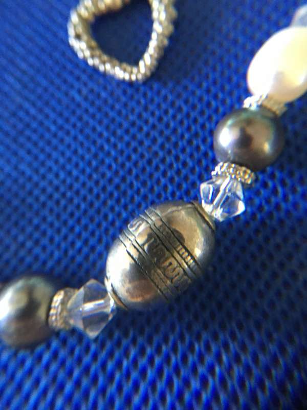 NECKLACE WITH FRESH WATER PEARLS AND OTHER STONES