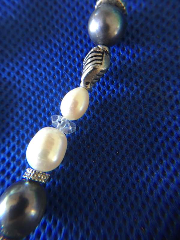 NECKLACE WITH FRESH WATER PEARLS AND OTHER STONES