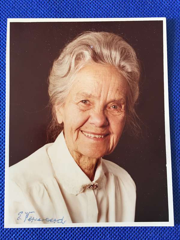 LOVELY AUTOGRAPHED PHOTO OF ELIZABETH (BESTSIE) VERWOERD THE LATE PRESIDENT VERWOERD WIFE 1901-2000