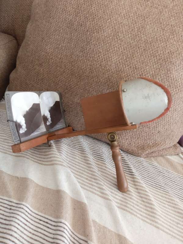 VICTORIAN STEREO SCOPE WOOD AND METAL WITH FREE STEREO CARD