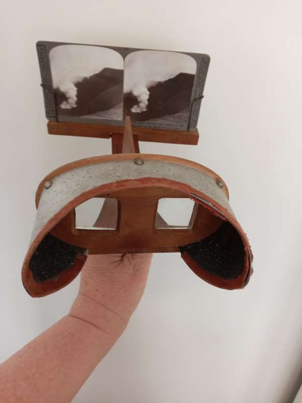 VICTORIAN STEREO SCOPE WOOD AND METAL WITH FREE STEREO CARD
