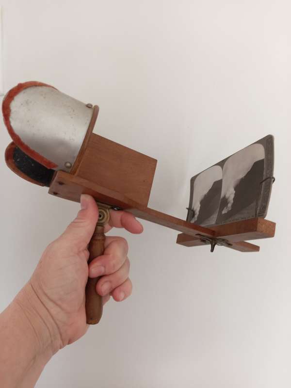 VICTORIAN STEREO SCOPE WOOD AND METAL WITH FREE STEREO CARD