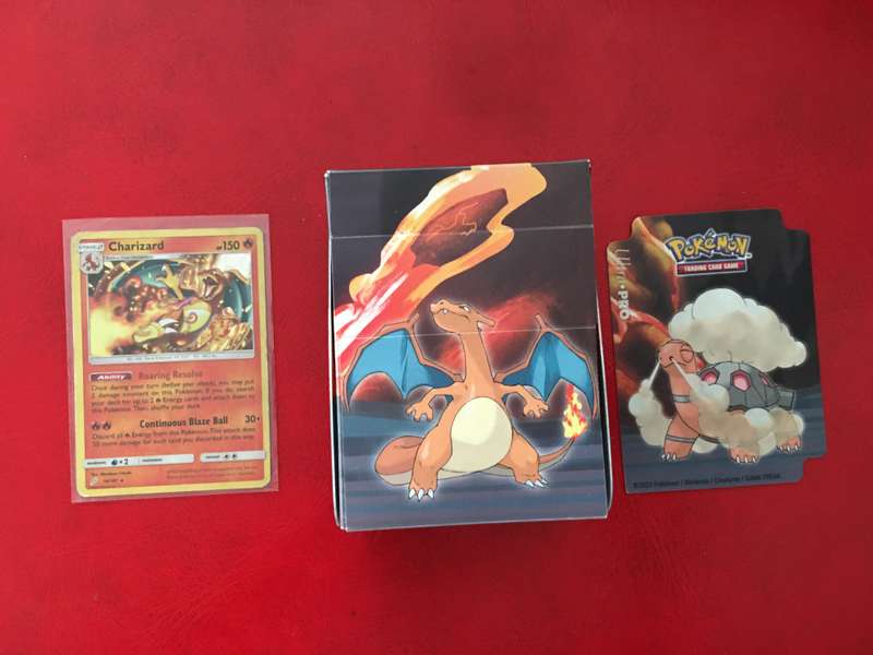 POKEMON TRADING CARD - CHARIZARD FOIL CARD / SHINY CARD  SLIGHT BIT WORN + ULTRA - PRO DECK BOX!!!!