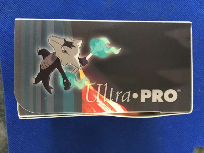 POKEMON TRADING CARD - CHARIZARD FOIL CARD / SHINY CARD  SLIGHT BIT WORN + ULTRA - PRO DECK BOX!!!!