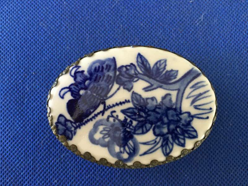 ANTIQUE SILVER AND PORCELAIN TRINKET OR PILL BOX