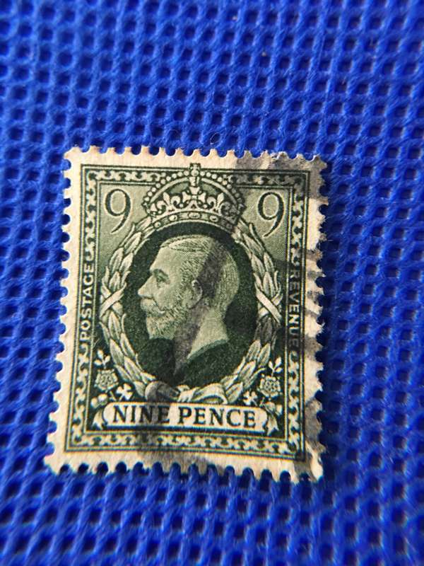 GREAT BRITAIN KING GEORGE USED 1922  9 PENCE - ERROR STAMP HAS SOLID MIDDLE COLOUR