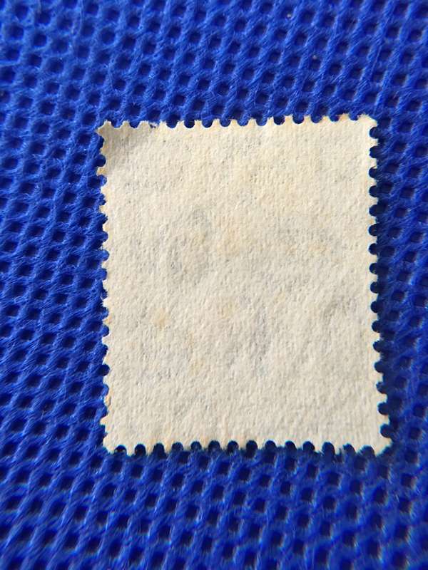 GREAT BRITAIN KING GEORGE USED 1922  9 PENCE - ERROR STAMP HAS SOLID MIDDLE COLOUR