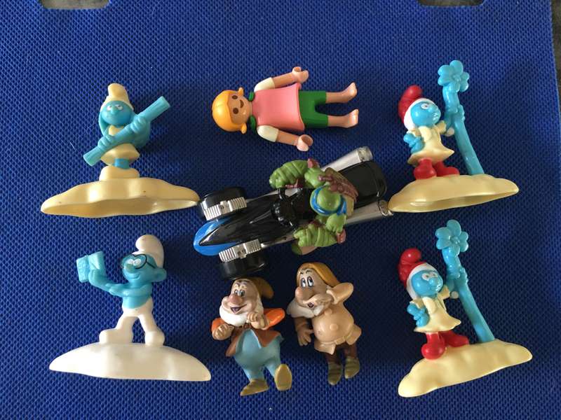 LOVELY LOT OF 8  DISNEY TOY FIGURES AND SMURFS - MC DONALDS AND VIACOM INC.