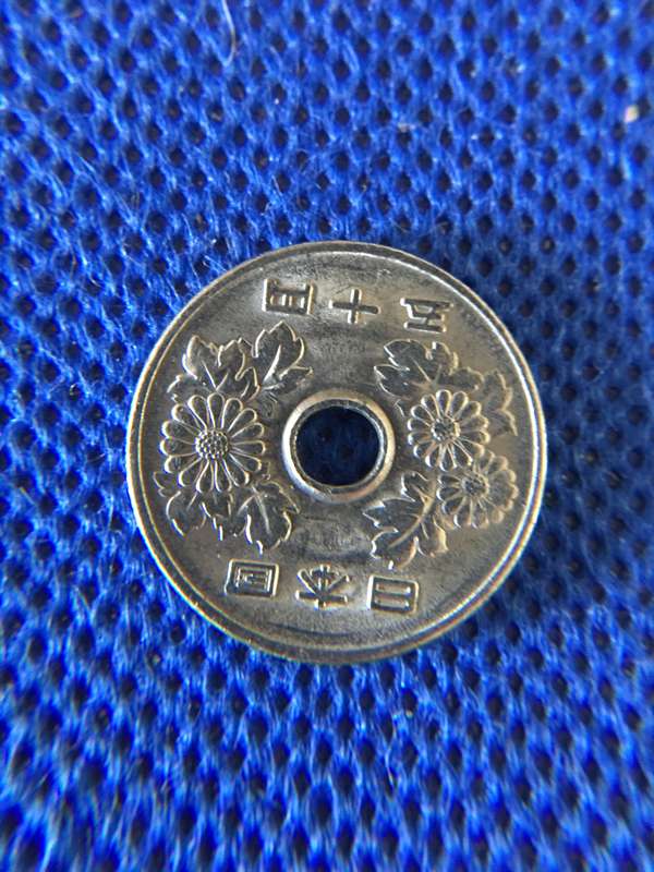 JAPAN 50 YEN COIN - COIN HAS EDGE RIDGES