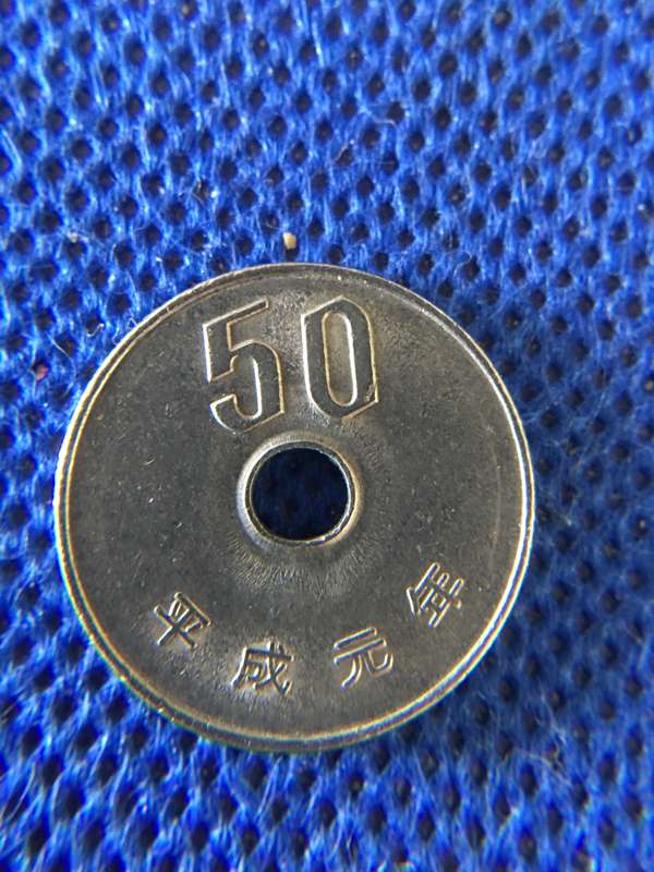 JAPAN 50 YEN COIN WITH HOLE IN CENTRE - EDGE RIDGES ON COIN