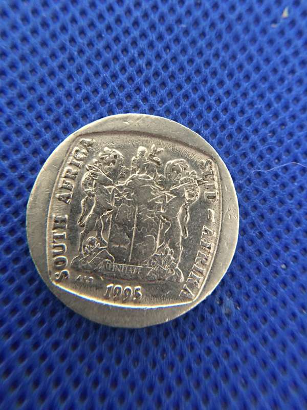 SOUTH AFRICA LOT OF COINS - (1)  R5 - R2 - 50c  20c 10c 5c 2c 1c  lot of 8 coins all crested