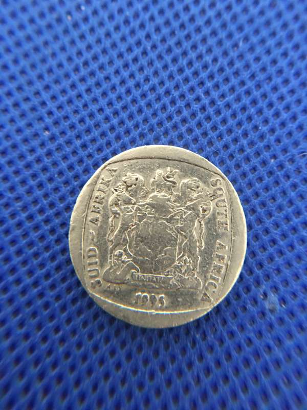 SOUTH AFRICA LOT OF COINS - (1)  R5 - R2 - 50c  20c 10c 5c 2c 1c  lot of 8 coins all crested
