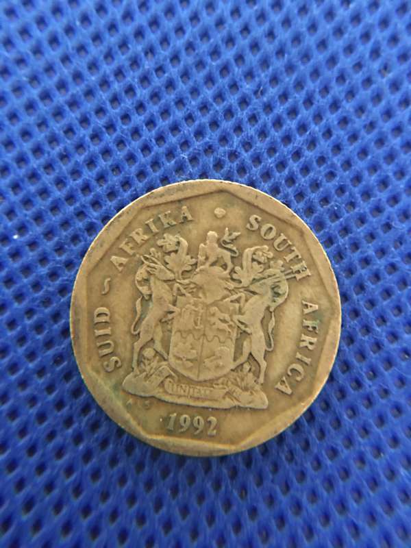 SOUTH AFRICA LOT OF COINS - (1)  R5 - R2 - 50c  20c 10c 5c 2c 1c  lot of 8 coins all crested