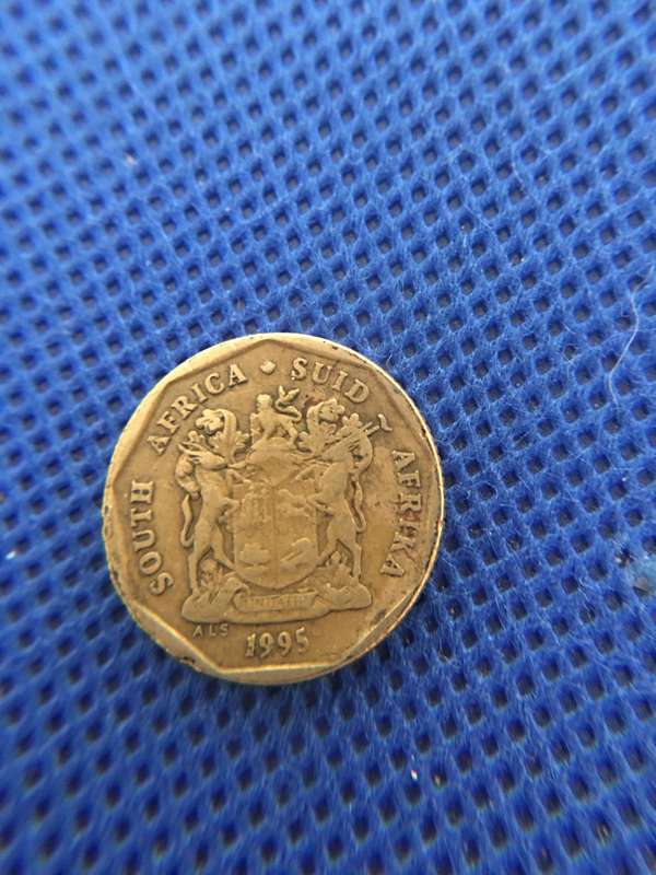 SOUTH AFRICA LOT OF COINS - (1)  R5 - R2 - 50c  20c 10c 5c 2c 1c  lot of 8 coins all crested