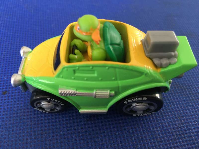 NINJA TURTLE IN CAR