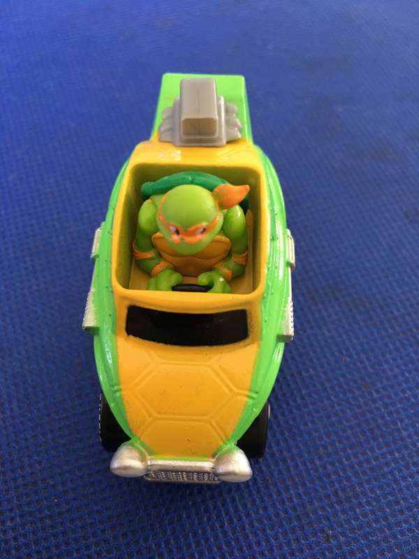 NINJA TURTLE IN CAR
