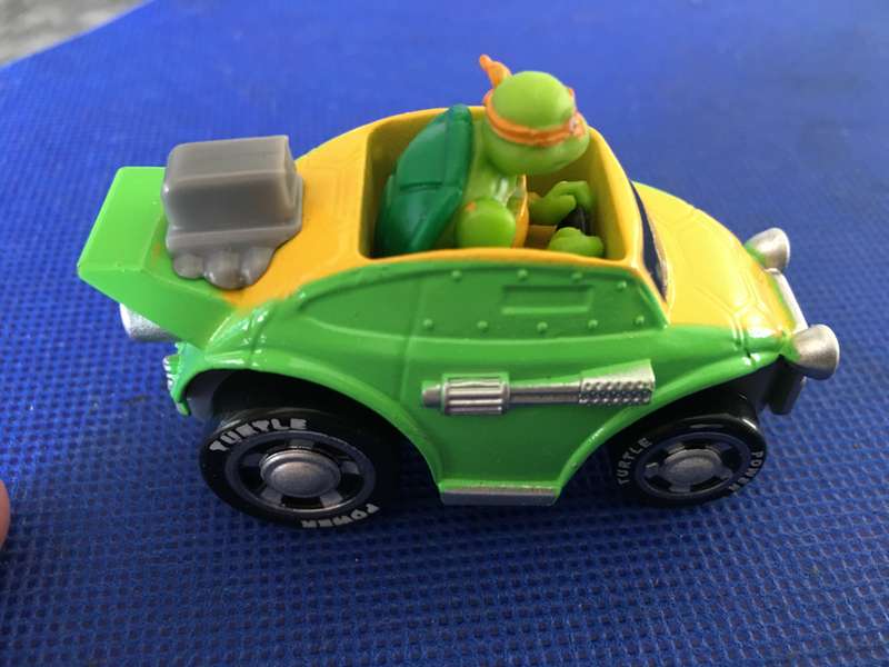 NINJA TURTLE IN CAR