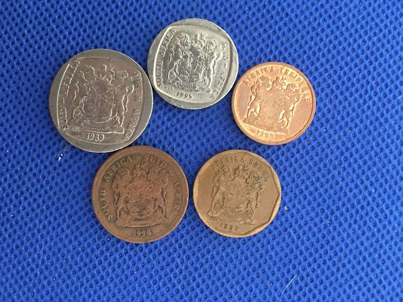 SOUTH AFRICA -  LOT OF 5 COINS - R2  R1  2c 20c  5c   (A5) all crested coins