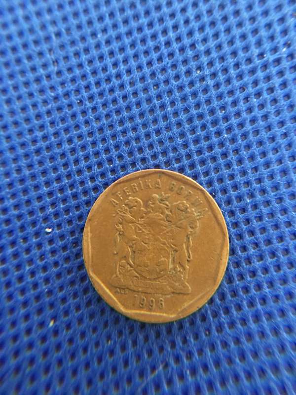 SOUTH AFRICA -  LOT OF 5 COINS - R2  R1  2c 20c  5c   (A5) all crested coins