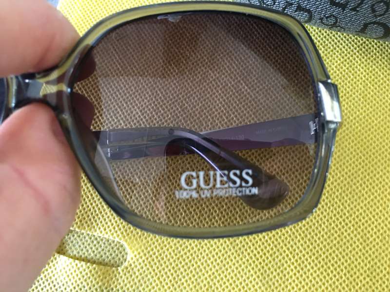 LOVELY LADIES GUESS SUNGLASSES IN CASE
