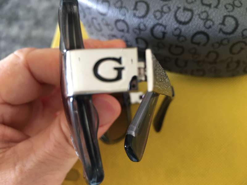 LOVELY LADIES GUESS SUNGLASSES IN CASE