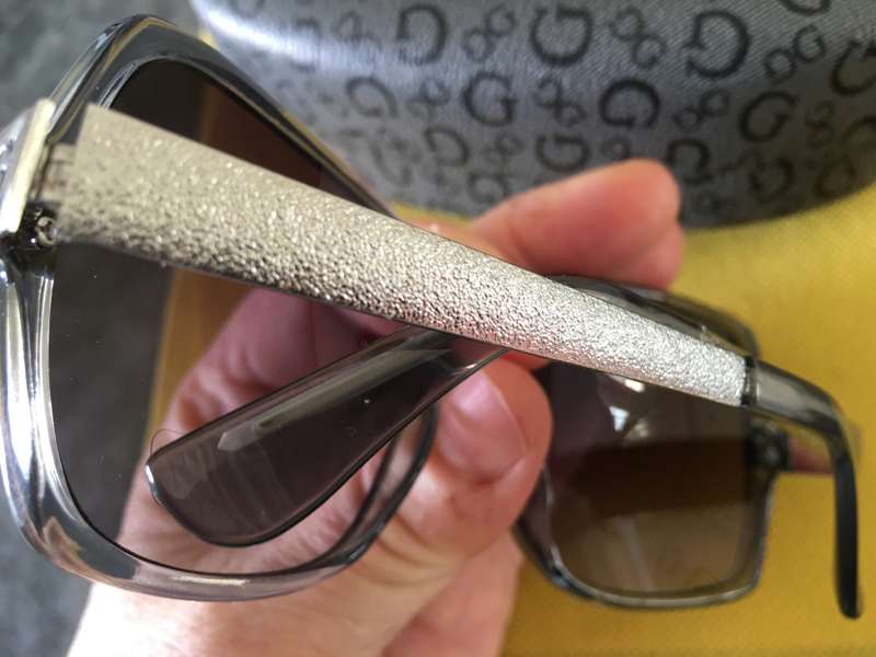 LOVELY LADIES GUESS SUNGLASSES IN CASE