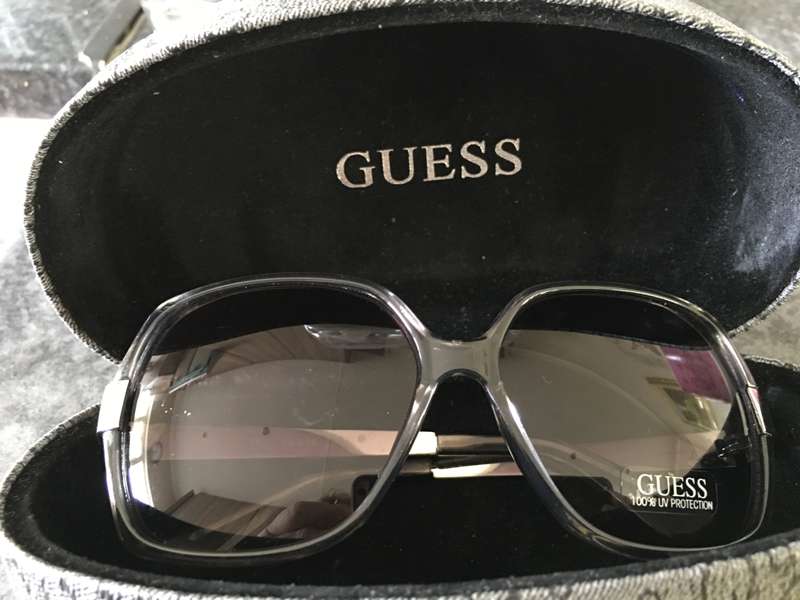 LOVELY LADIES GUESS SUNGLASSES IN CASE