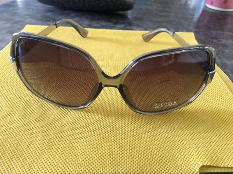 LOVELY LADIES GUESS SUNGLASSES IN CASE