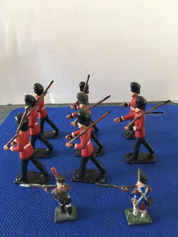VINTAGE LEAD SOLDIERS - THE QUEENS GUARD AND 2 OTHERS - 10 PIECES