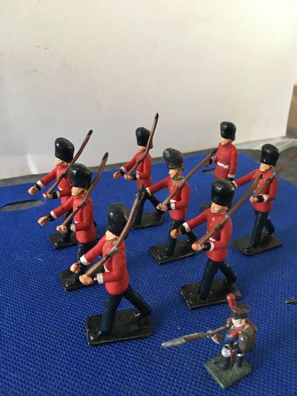 VINTAGE LEAD SOLDIERS - THE QUEENS GUARD AND 2 OTHERS - 10 PIECES