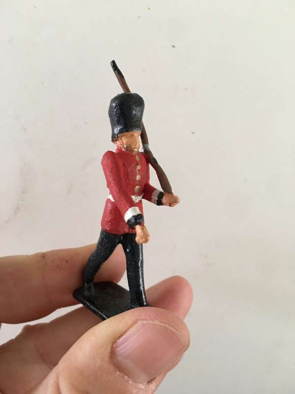 VINTAGE LEAD SOLDIERS - THE QUEENS GUARD AND 2 OTHERS - 10 PIECES