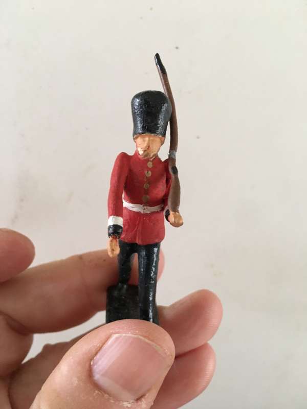 VINTAGE LEAD SOLDIERS - THE QUEENS GUARD AND 2 OTHERS - 10 PIECES