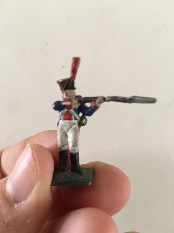 VINTAGE LEAD SOLDIERS - THE QUEENS GUARD AND 2 OTHERS - 10 PIECES