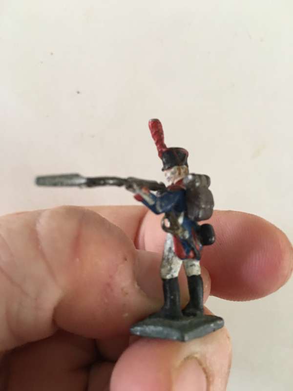 VINTAGE LEAD SOLDIERS - THE QUEENS GUARD AND 2 OTHERS - 10 PIECES