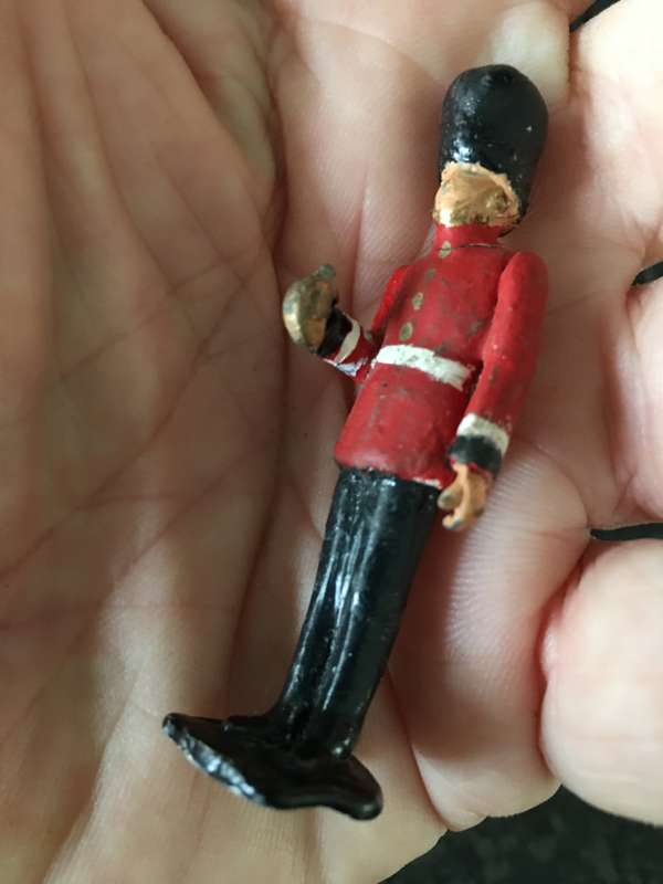 VINTAGE LEAD SOLDIERS - THE QUEENS GUARD AND 2 OTHERS - 10 PIECES