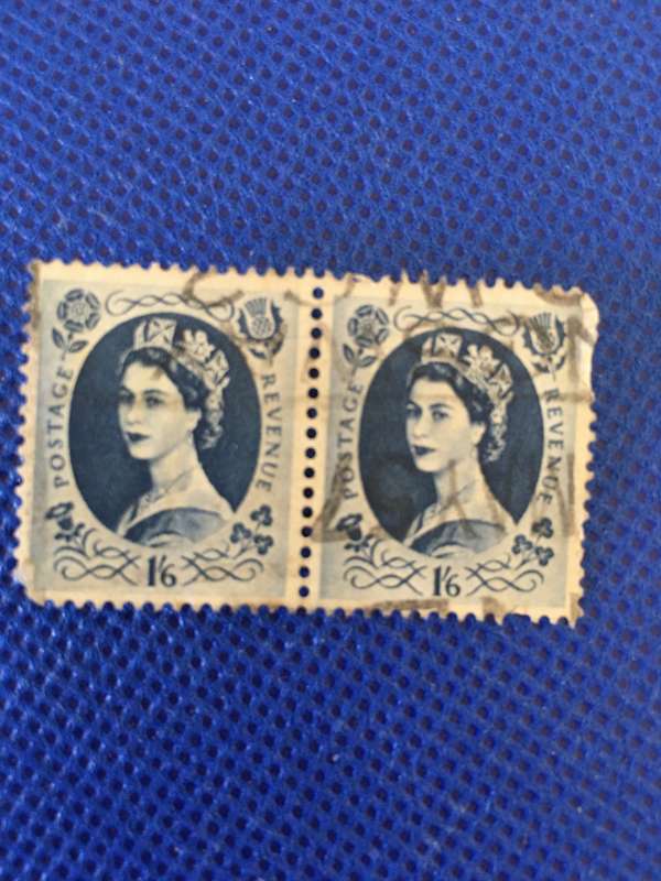 GREAT BRITAIN PAIR  OF USED STAMPS