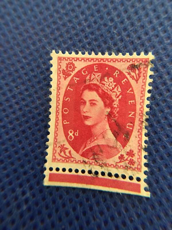 GREAT BRITAIN USED QUEEN ELIZABETH STAMP WITH RED BORDER